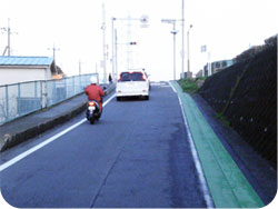 道路上の原付バイクの走る軌道